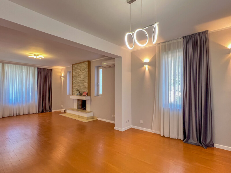 Vila Cu 7 Camere Iancu Nicolae Pipera | Bliss Imobiliare / Photo 2 - BLISS Imobiliare